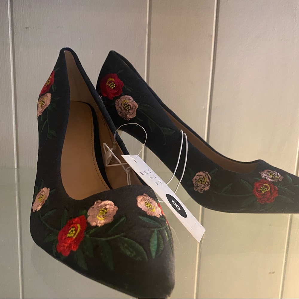 Chic Black Floral Embroidered Heels Size 8